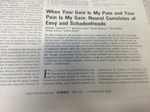 ketika bahagiamu adalah lukaku... tsaaah