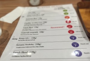 Menu dari kedai kopi Tokado, salah satunya adalah menu kopi mandailing sumatra (ditulis dalam huruf katakana)